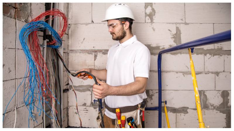 How Homeowners Choose Between Contractors and Handymen